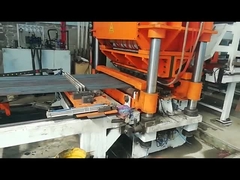 Laden en transporteren van industriële stalen roosters voor de bouw