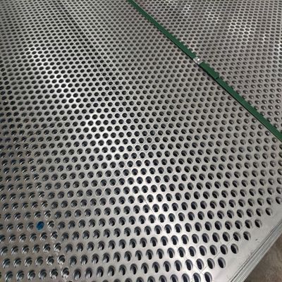 Vierkante gat 10 * 10mm Metalen plaat 45mm Hoogte Anti-slip functie voor stevige vloeroplossingen