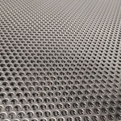 Anti-slip ronde vierkant metalen geperforeerd paneel aangepast vormhoogte voor optimale veiligheid