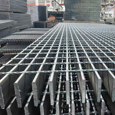 Machineslag gespannen industriële stalen vloerrooster met glad helder oppervlak