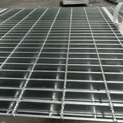 Machineslag gespannen industriële stalen vloerrooster met glad helder oppervlak