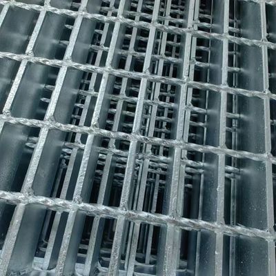 Moderne industriële stalen rooster met heldere en gladde warm gegalvaniseerde afwerking