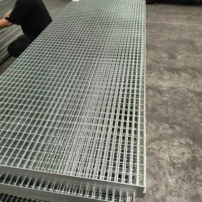 19 w 2 Rutsbestendige trappen zware stalen roosten die een veilige opstijging en afdaling garanderen