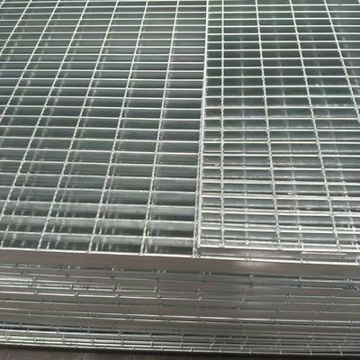 Zware stalen roosten voor magazijnen: ondersteuning van grote ladingen en apparatuur