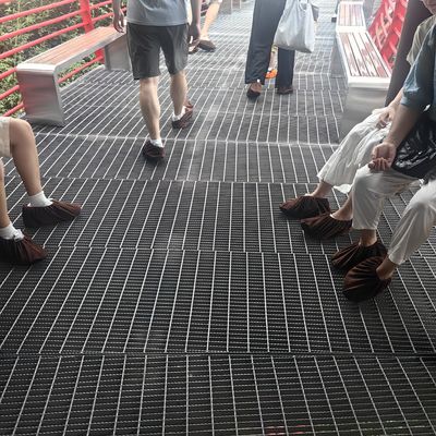Onderhoudsvriendelijke anti-slip roosters voor buiten- / binnenvloeren