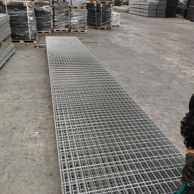 Plain Serrated Steel Grating Heavy Duty Load Bearing Capacity 2 mm-5 mm Dikte