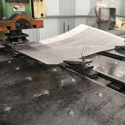 Lange 3000 mm metalen geperforeerde plaat in zwart voor zware en temperatuuromgevingen