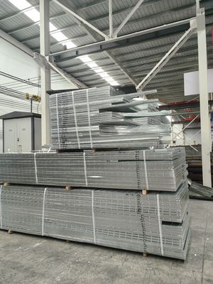 Publieke afvoerruimte Industriële stalen rooster met gelaste maastechniek en 50 mm * 5 mm lagerstaaf